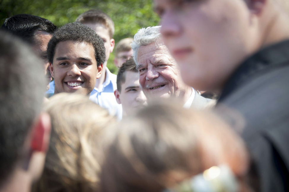 Bundespräsident Joachim Gauck im Gespräch mit Jugendlichen