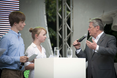 Bundespräsident Joachim Gauck im Gespräch mit Jugendlichen über Demokratie und Verantwortung