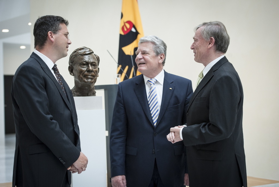 Bundespräsident Joachim Gauck mit Bundespräsident a.D. Horst Köhler und dem Künstler Bertrand Freiesleben vor der Büste des Alt-Bundespräsidenten