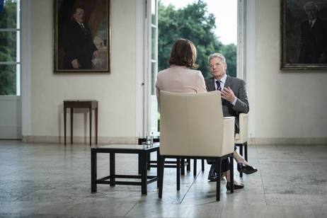 Bundespräsident Joachim Gauck im Interview mit Bettina Schausten in der Eingangshalle von Schloss Bellevue