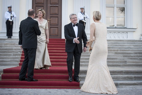 Bundespräsident Joachim Gauck und Frau Daniela Schadt begrüßen Fürst Albert II. von Monaco und Fürstin Charlène vor Schloss Bellevue