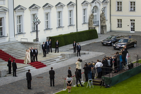 Bundespräsident Joachim Gauck und Frau Daniela Schadt begrüßen Fürst Albert II. von Monaco und Fürstin Charlène vor Schloss Bellevue