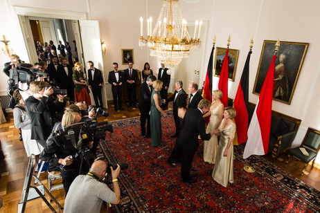  Bundespräsident Joachim Gauck und Frau Daniela Schadt mit Fürst Albert II. von Monaco und Fürstin Charlène beim Defilee vor dem Abendessen 