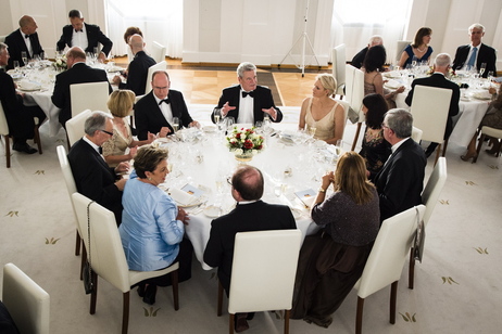 Bundespräsident Joachim Gauck mit Fürst Albert II. von Monaco und Fürstin Charlène beim Abendessen 