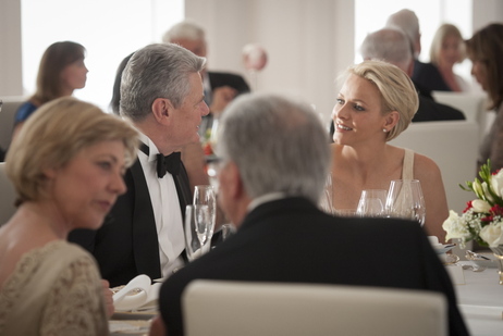 Bundespräsident Joachim Gauck im Gespräch mit Fürstin Charlène beim Abendessen 