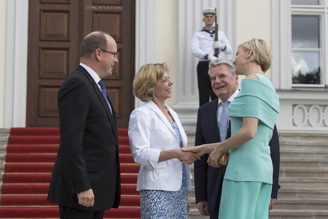 Bundespräsident Joachim Gauck und Frau Daniela Schadt begrüßen Fürst Albert II. von Monaco und  Fürstin Charlène vor Schloss Bellevue