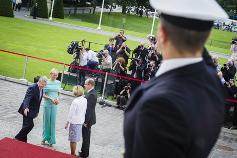 Bundespräsident Joachim Gauck und Frau Daniela Schadt begrüßen Fürst Albert II. von Monaco und  Fürstin Charlène vor Schloss Bellevue