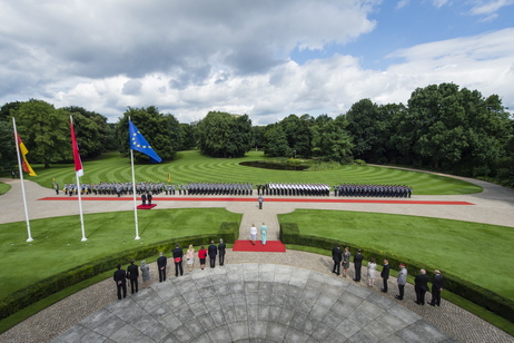 Bundespräsident Joachim Gauck und Fürst Albert II. von Monaco bei den militärischen Ehren im Park von Schloss Bellevue  