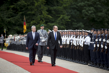 Bundespräsident Joachim Gauck und Fürst Albert II. von Monaco beim Abschreiten der militärischen Ehren im Park von Schloss Bellevue  