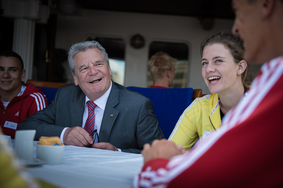 Bundespräsident Joachim Gauck im Gespräch mit Jugendlichen des Olympischen Jugendlagers auf der MS Deutschland (© Jesco Denzel) Bundespräsident Joachim Gauck im Gespräch mit Jugendlichen des Olympischen Jugendlagers auf der MS Deutschland