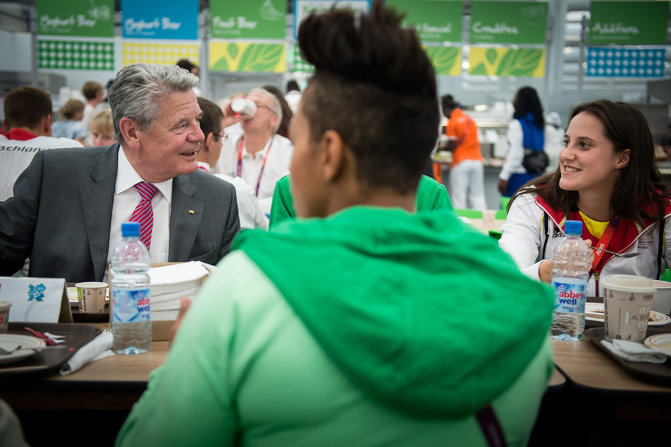 Bundespräsident Joachim Gauck im Gespräch mit Sportlerinnen und Sportlern im Olympischen Dorf