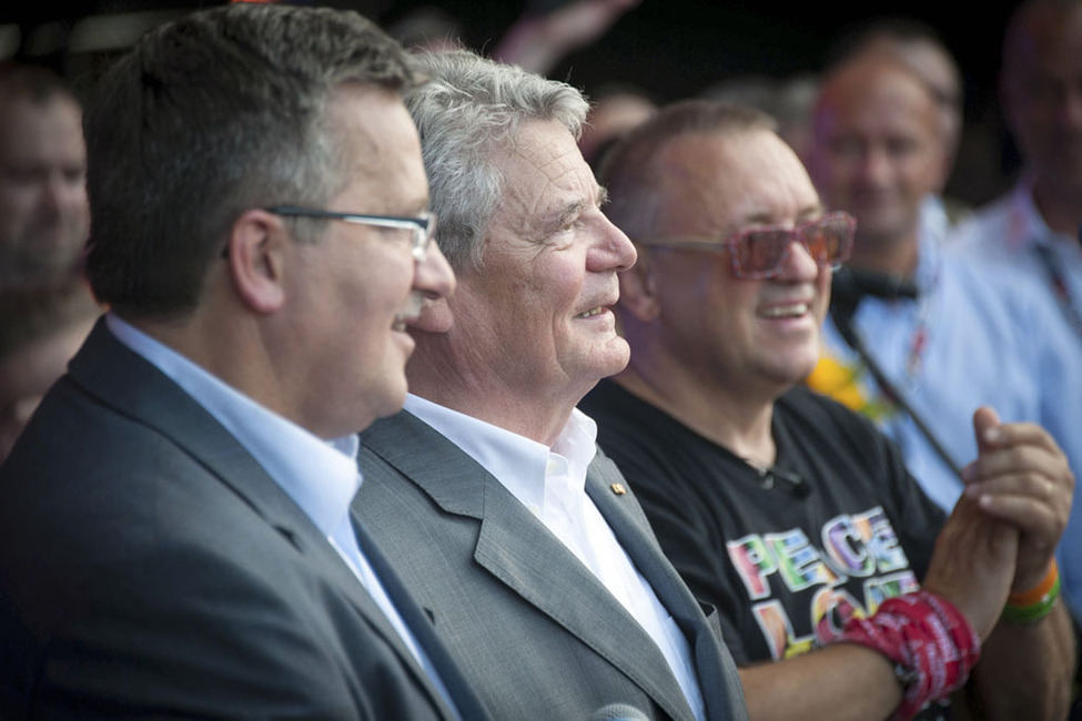 Musikfestival Przystanek Woodstock - Bundespräsident Joachim Gauck mit dem polnischen Staatspräsidenten Bronislaw Komorowski (l.) sowie dem Leiter des Festivals, Jurek Owskiak (r.), bei der Eröffnung