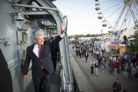 Bundespräsident Joachim Gauck winkt von einem Schiff