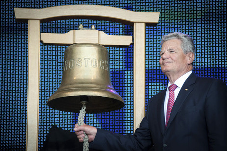 Bundespräsident Joachim Gauck läutet eine Glocke zur Eröffnung der 22. Hanse Sail