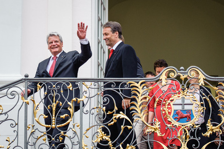 Bundespräsident Joachim Gauck winkt vom Rathaus begleitet von Jürgen Nimptsch, Oberbürgermeister der Bundesstadt Bonn