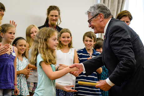 Kinder stellen ein Projekt der „Stiftung Bonner Klimabotschafter" vor