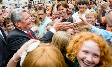 Bundespräsident Joachim Gauck trifft Bürgerinnen und Bürger vor dem Rathaus