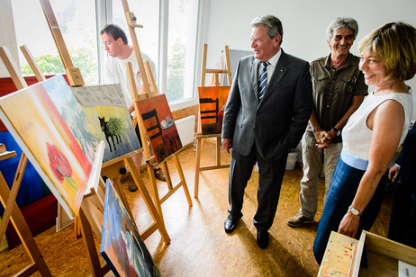 Bundespräsident Joachim Gauck und Daniela Schadt beim Rundgang durch das Haus