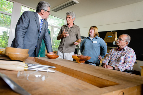 Bundespräsident Joachim Gauck im Gespräch mit Mitgliedern des Vereins Haus am Müllestumpe