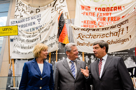 Bundespräsident Joachim Gauck und Daniela Schadt im Gespräch mit Hans Walter Hütter, Präsident der Stiftung Haus der Geschichte der Bundesrepublik Deutschland