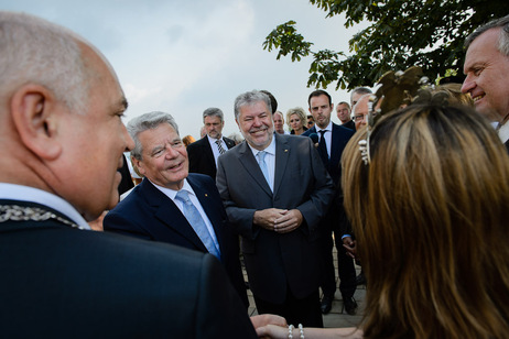 Bundespräsident Joachim Gauck und Ministerpräsident Kurt Beck bei der Begrüßung am Hambacher Schloss