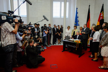 Bundespräsident Joachim Gauck trägt sich in das Gästebuch des Landes Rheinland-Pfalz ein.