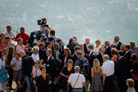 Bundespräsident Joachim Gauck, Frau Schadt und Ehepaar Beck auf der Schlossterrasse mit Blick auf die Pfalz.