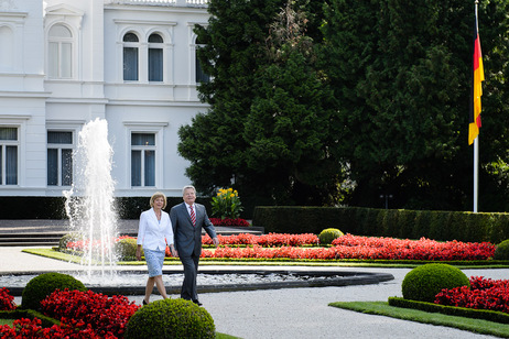 Bundespräsident Joachim Gauck und Daniela Schadt vor der Villa Hammerschmidt