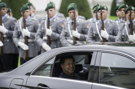 Begrüßung des Botschafters der Volksrepublik China, Shi Mingde, mit kleinem militärischen Zeremoniell vor Schloss Bellevue