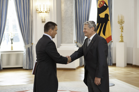 Bundespräsident Joachim Gauck nimmt das Beglaubigungsschreiben vom Botschafter der Ukraine, Pawlo Klimkin, im Langhanssaal von Schloss Bellevue entgegen
