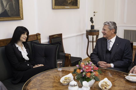 Bundespräsident Joachim Gauck im Gespräch mit der Botschafterin der Republik Montenegro, Vera Joličić Kuliš, im Salon Luise von Schloss Bellevue