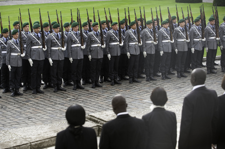 Verabschiedung der Botschafter mit kleinem militärischen Zeremoniell vor Schloss Bellevue