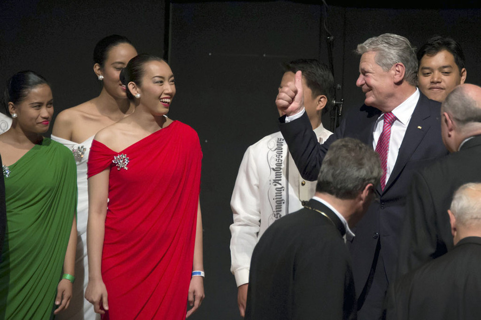 Bundespräsident Joachim Gauck mit den Singing Ambassadors von den Philippinen
