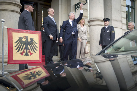 Bundespräsident Joachim Gauck, Daniela Schadt und Ministerpräsident Reiner Haselhoff vor der Staatskanzlei in Magdeburg