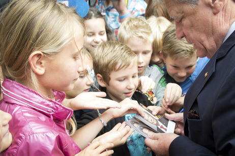 Bundespräsident Joachim Gauck mit Kindern
