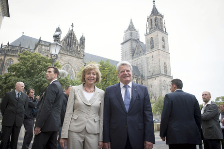 Bundespräsident Joachim Gauck und Daniela Schadt vor dem Magdeburger Dom