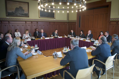 Bundespräsident Joachim Gauck im Gespräch mit dem Kabinett von Ministerpräsident Reiner Haselhoff