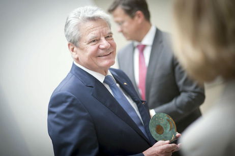 Bundespräsident Joachim Gauck im Landtag mit einer Nachbildung der Himmelsscheibe von Nebra als Geschenk des Landtagspräsidenten