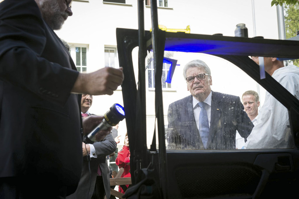 Bundespräsident Joachim Gauck an der Fachhochschule der Polizei in Aschersleben - Spurensicherung am Auto