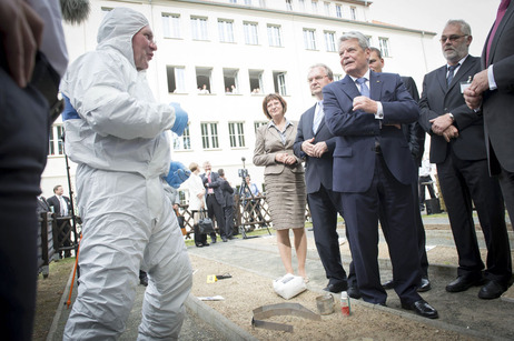 Bundespräsident Joachim Gauck an der Fachhochschule der Polizei in Aschersleben - Spurensicherung am Fußabdruck