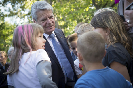 Bundespräsident Joachim Gauck im Gespräch mit Kindern