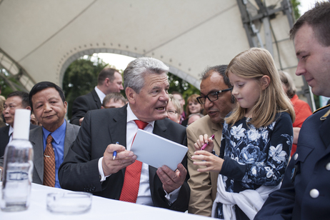 Bundespräsident Joachim Gauck im Gespräch mit Gästen