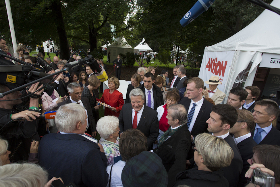 Bundespräsident Joachim Gauck und Daniela Schadt beim Rundgang am Stand der Aktion Mensch