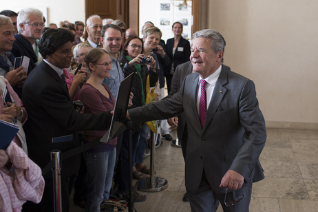 Bundespräsident Joachim Gauck trifft Besucherinnen und Besucher in Schloss Bellevue