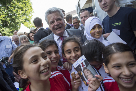 Bundespräsident Joachim Gauck mit jungen Besucherinnen und Besuchern