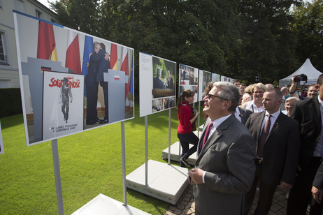 Bundespräsident Joachim Gauck vor einer Fotoausstellung im Schlosspark