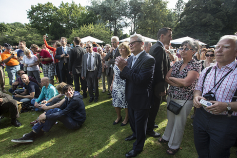 Bundespräsident Joachim Gauck und Daniela Schadt vor der Bühne im Präsidentengarten