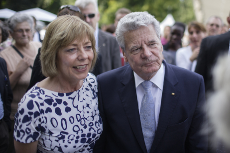 Bundespräsident Joachim Gauck und Daniela Schadt im Schlosspark