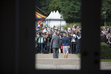 Bundespräsident Joachim Gauck und Daniela Schadt betreten den Schlosspark