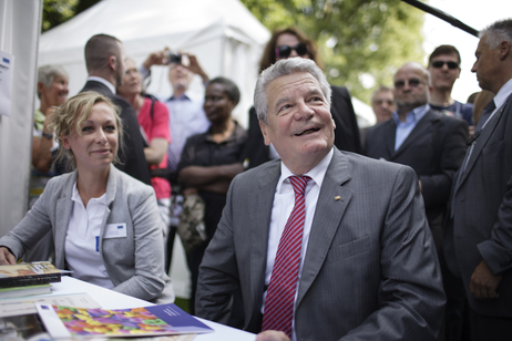 Bundespräsident Joachim Gauck am Stand der Stiftung Lesen